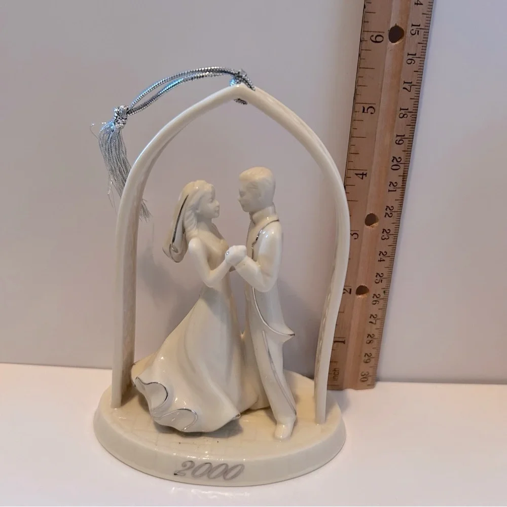 Lenox Commemorate 2000 Bride And Groom Ornament